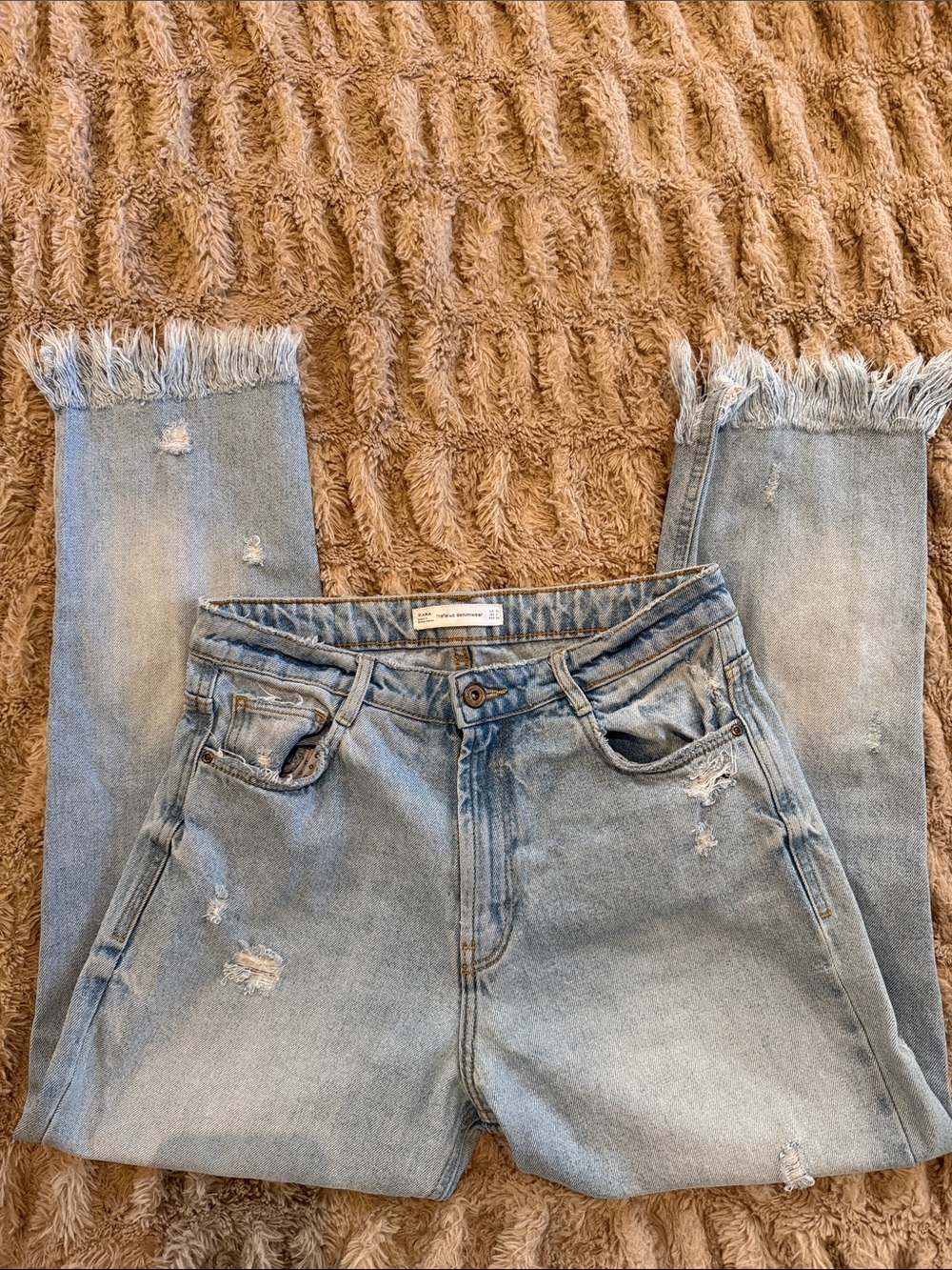 Zara Light Blue Distressed Cropped Jeans with Frayed Hem - Picture 2 of 3
